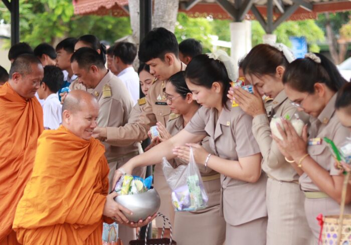 LINE_ALBUM_วันสถาปนาโรงเรียนและพิธีไหว้ครู_260612_22