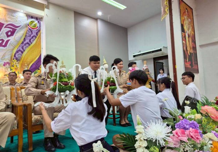 LINE_ALBUM_วันสถาปนาโรงเรียนและพิธีไหว้ครู_260612_5