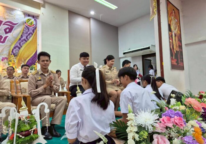 LINE_ALBUM_วันสถาปนาโรงเรียนและพิธีไหว้ครู_260612_6